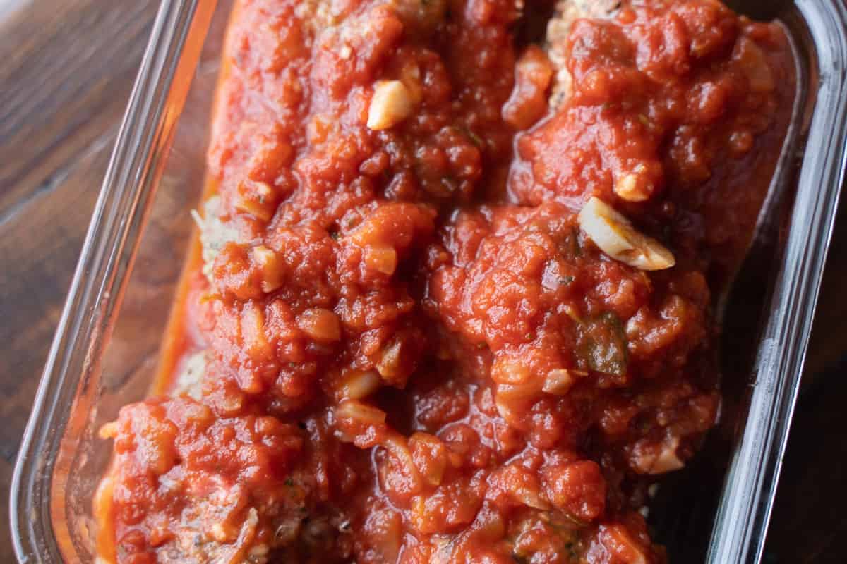 6 meatballs covered with tomato sauce